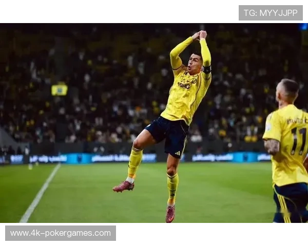 场边教练与第四官员激烈争论，主裁介入调停